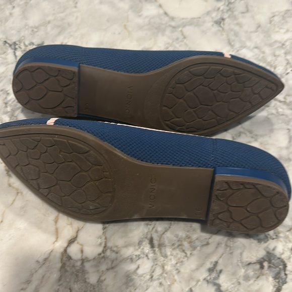 Vionic shoes, excellent condition, worn once. - Picture 2 of 3